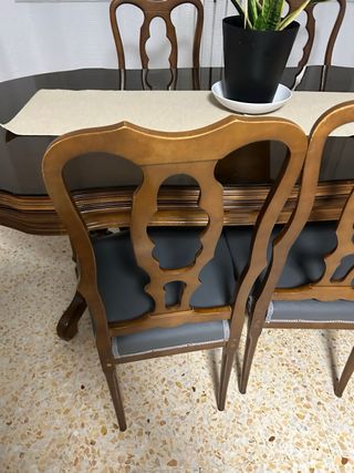 Mesa y 4 Sillas Clásicas