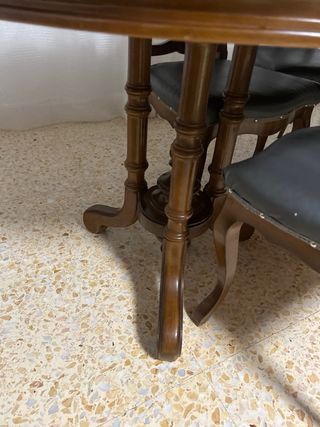 Mesa y 4 Sillas Clásicas