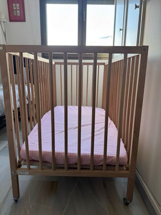 Cuna de madera con colchón
