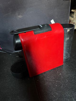 Cafetera Nespresso Roja con Aeroccino