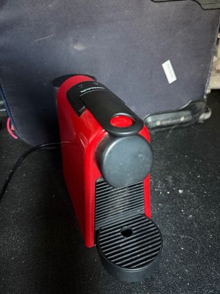 Cafetera Nespresso Roja con Aeroccino