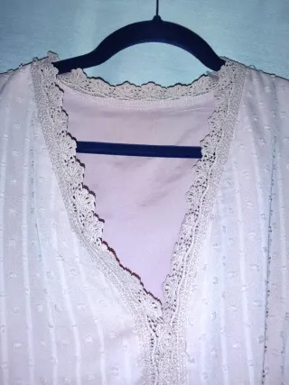Blusa rosa con detalles de encaje