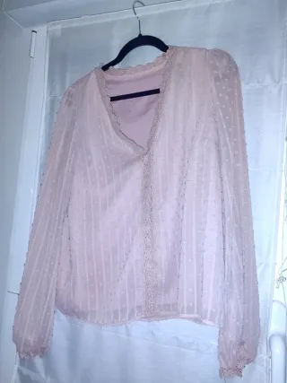 Blusa rosa con detalles de encaje