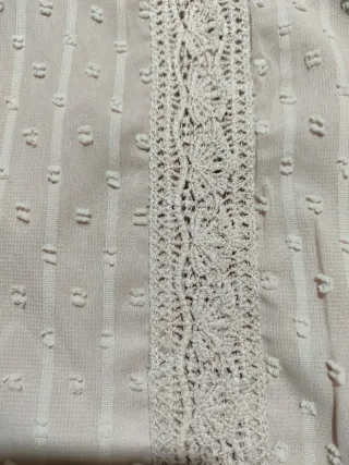 Blusa rosa con detalles de encaje