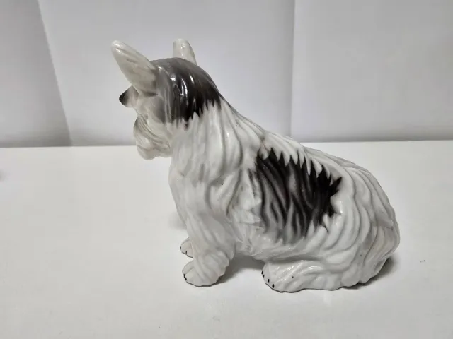 Perro de porcelana decorativo