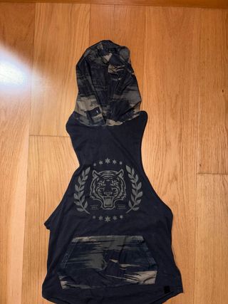 Camiseta sin mangas con capucha y estampado
