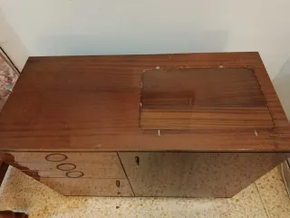 Máquina de coser Alfa con mueble