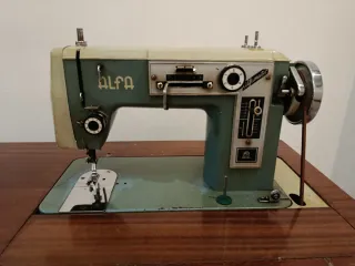 Máquina de coser Alfa con mueble