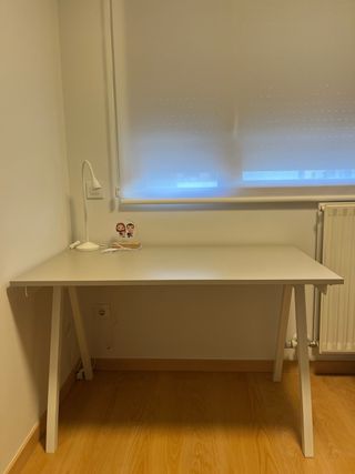 Mesa de escritorio gris y blanca