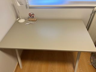 Mesa de escritorio gris y blanca