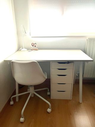 Mesa de escritorio gris y blanca