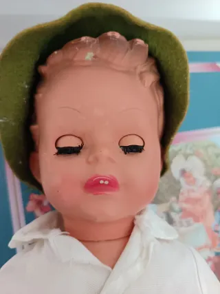 Bambola vintage con cappello e vestiti