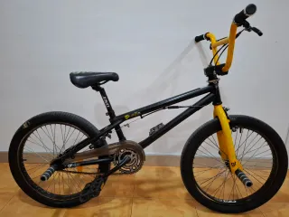 Bicicleta BMX GT Bikes Negra y Amarilla de segunda mano por 100