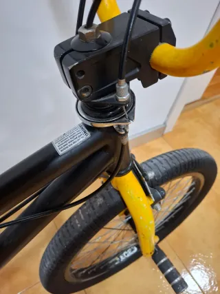 Bicicleta BMX GT Bikes Negra y Amarilla