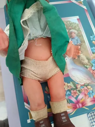 Bambola vintage con vestito verde