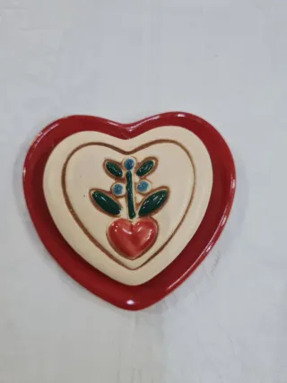 cuore in ceramica beige decorato con piattino