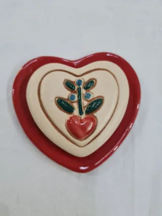 cuore in ceramica beige decorato con piattino
