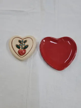 cuore in ceramica beige decorato con piattino