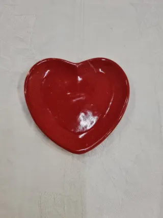 cuore in ceramica beige decorato con piattino