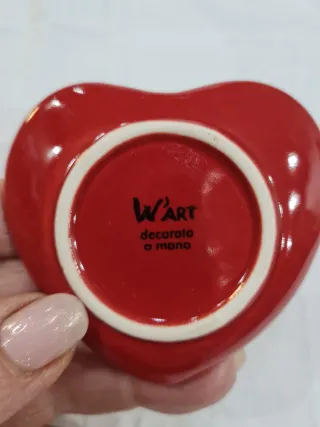 cuore in ceramica beige decorato con piattino