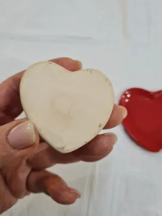 cuore in ceramica beige decorato con piattino