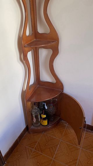 Rinconera de madera con puerta