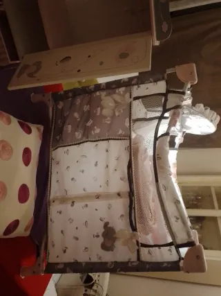 Cuna de muñecas De Cuevas con ropero