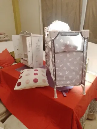 Cuna de muñecas De Cuevas con ropero