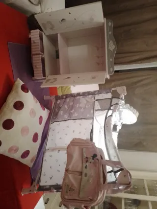 Cuna de muñecas De Cuevas con ropero