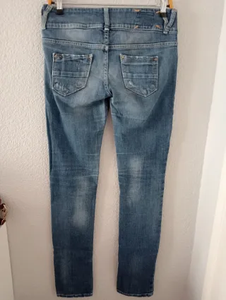 Pantalón vaquero Bershka desgastado