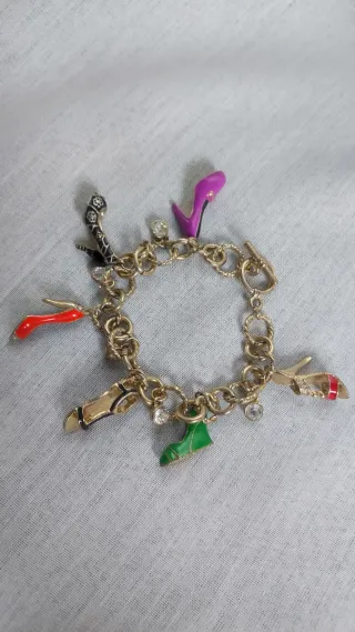 Pulsera con dijes de zapatos