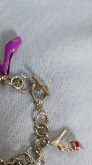 Pulsera con dijes de zapatos