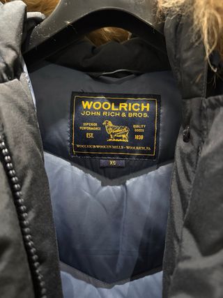 Parka Woolrich Negra con Capucha y Pelo