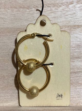 Pendientes aro dorados con bola texturizada