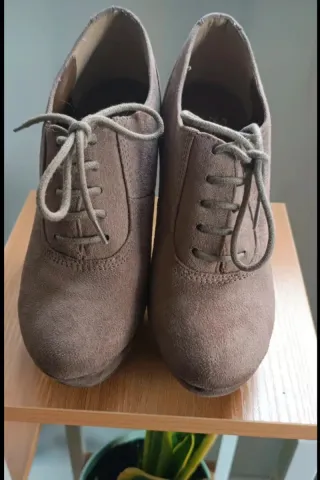 Botín tacón beige con cordones