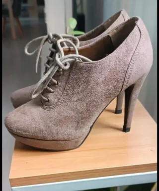 Botín tacón beige con cordones