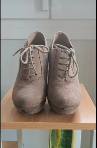 Botín tacón beige con cordones