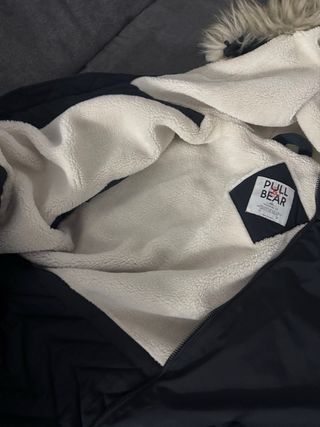 Parka Pull&Bear Negra con Capucha y Forro