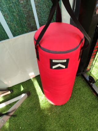 Saco de boxeo rojo para entrenamiento