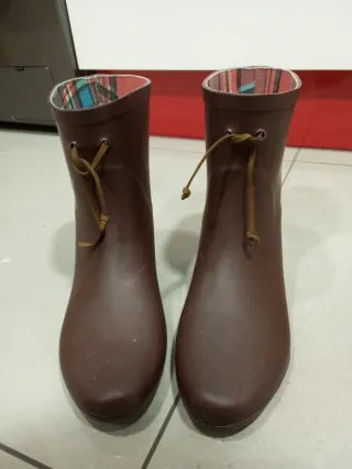 Botas de agua marrones con forro a cuadros