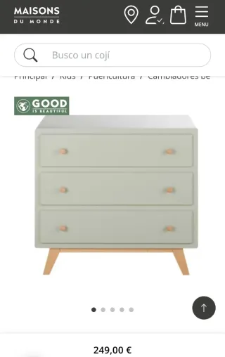 Cómoda de madera con tiradores de madera clara.