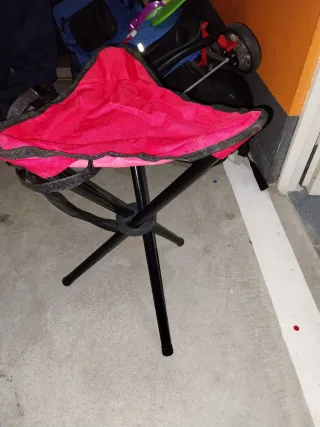 Silla plegable roja y negra