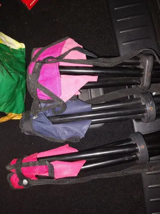 Silla plegable roja y negra