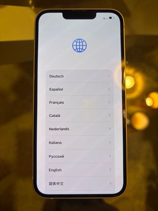 iPhone 13 128GB con funda transparente