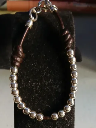 Pulsera cuero con bolas plata