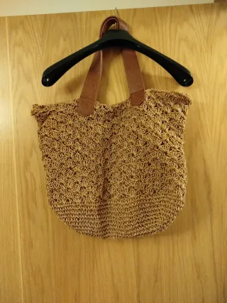 Bolso de mano tejido color beige y marrón