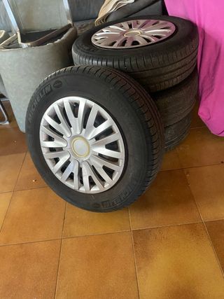 Llantas con tapacubos y neumáticos Michelin
