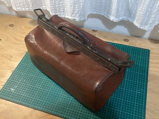 Maletín de cuero antiguo