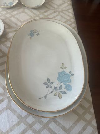 Vajilla de porcelana antigua con flores azules