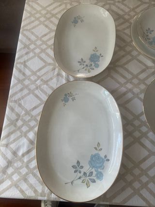 Vajilla de porcelana antigua con flores azules